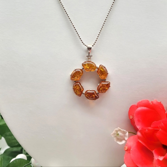 ⚘️Beautiful amber pendant & chain - Picture 3 of 3